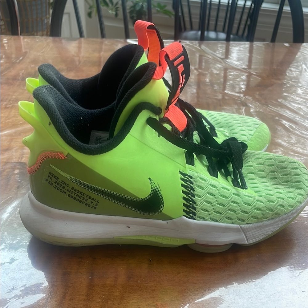 LeBron NIKE